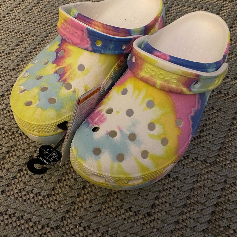 Tie dyed NWT Crocs woman size 8